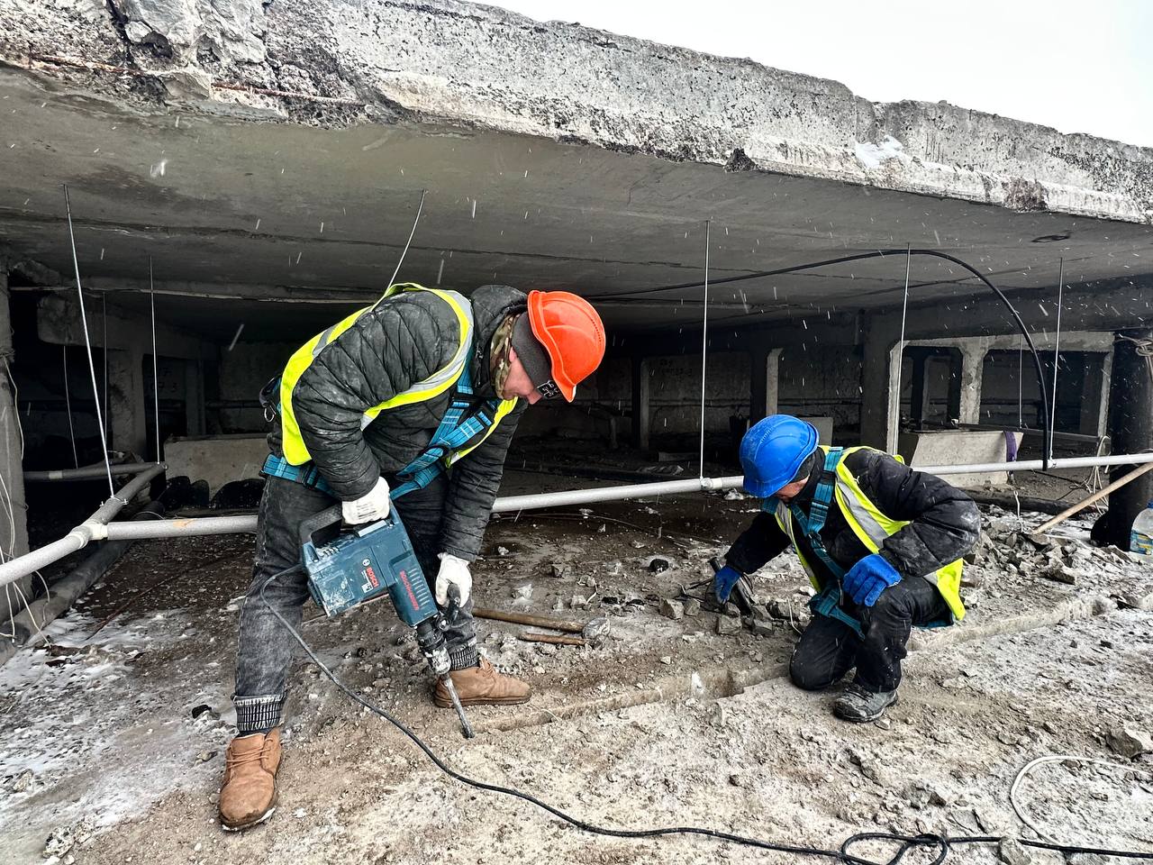 На Північній Салтівці відновлюють житловий будинок, пошкоджений ворожим обстрілом